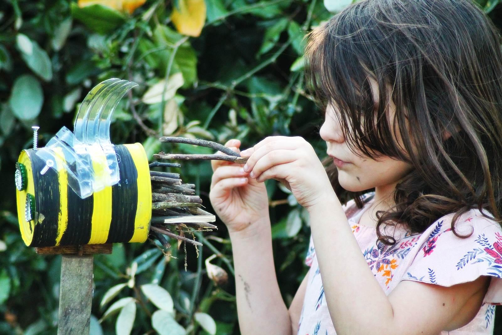 Boite de conserve abeille 11