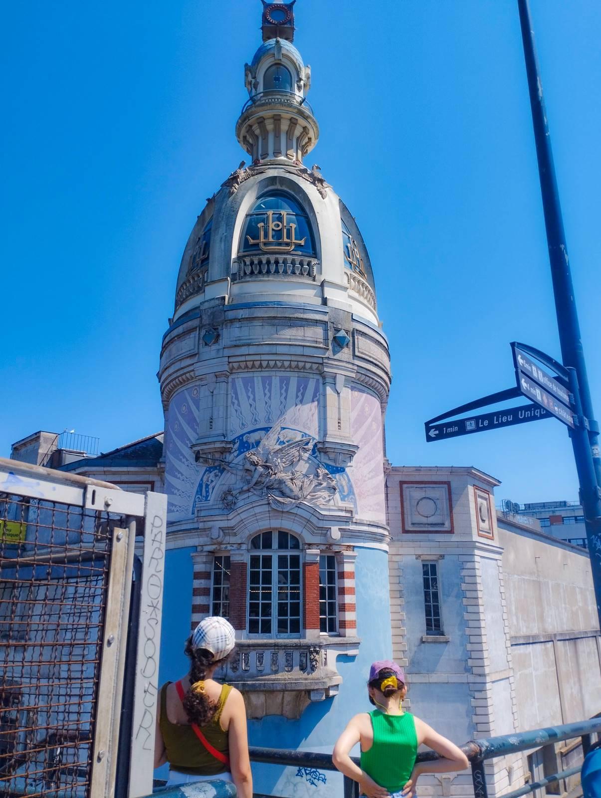 RARE BEAU PETIT Pin's Ville Nantes Monument Tour Lu Zamac Signe Calas RARE BEAU PETIT Pin's Ville Nantes Monument Tour Lu Zamac Signe Calas